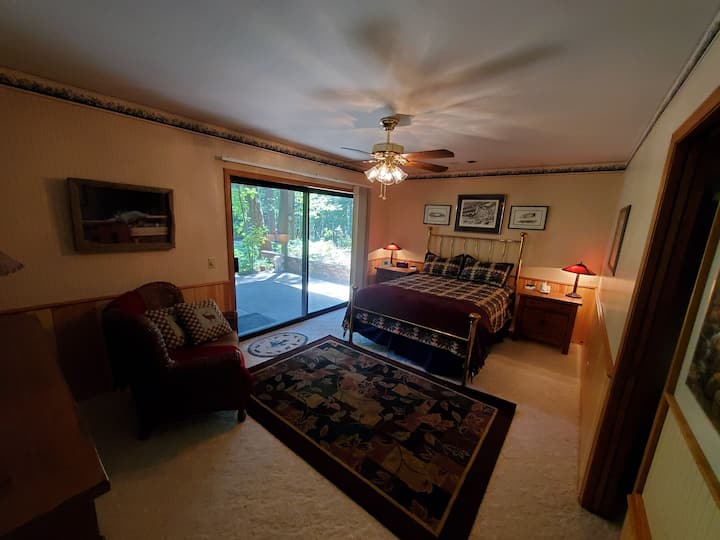 חדר שינה בקומה הראשונה עם מיטת קווין סייז.