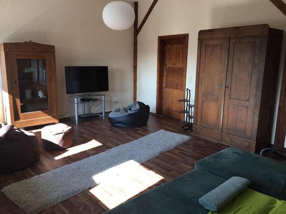 Wohnzimmer mit TV und WLAN