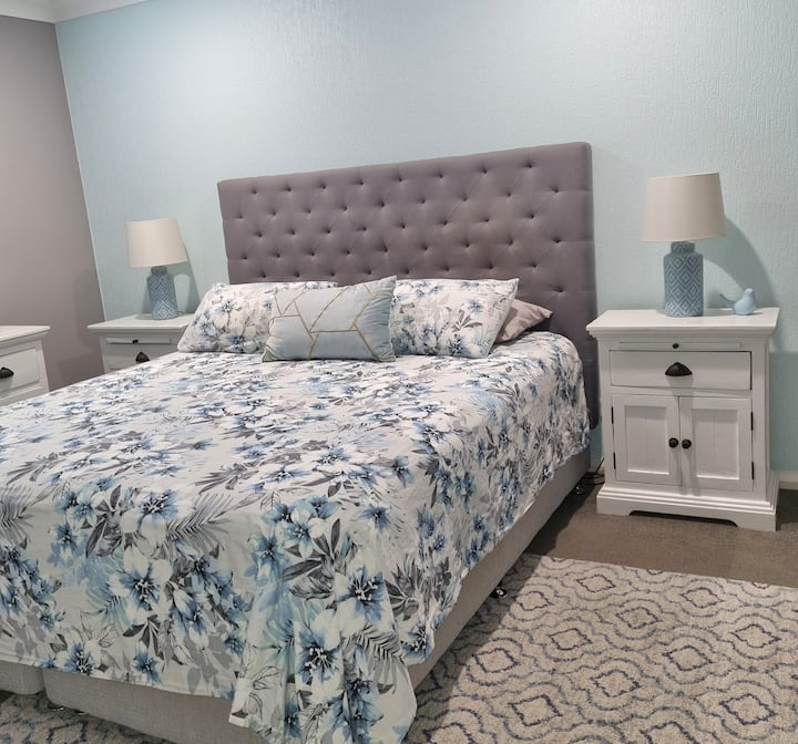Cómoda cama doble súper doble con televisión inteligente y baño en suite.