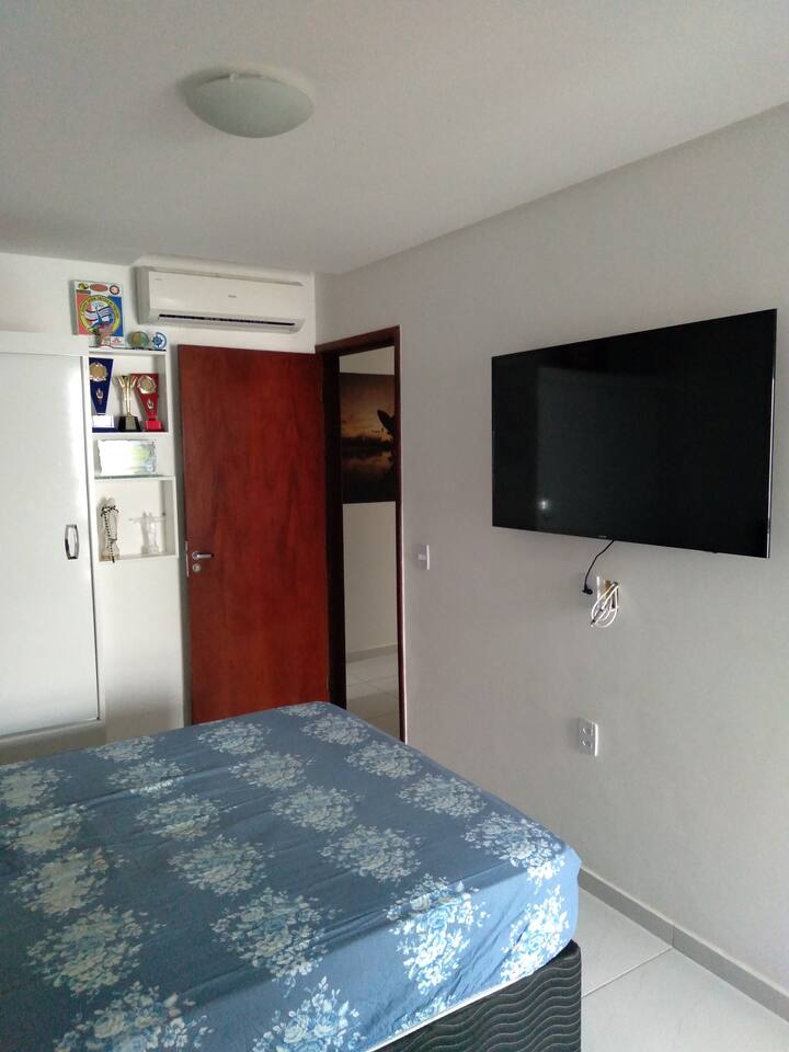 غرفة نوم رئيسية، سرير مزدوج، تلفزيون 50بوصة، مكيف هواء وحمام