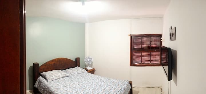Spálňa - 01 s manželskou posteľou, šatníkom,televízorom a ventilátorom. Medida : 1,90 X 1,38