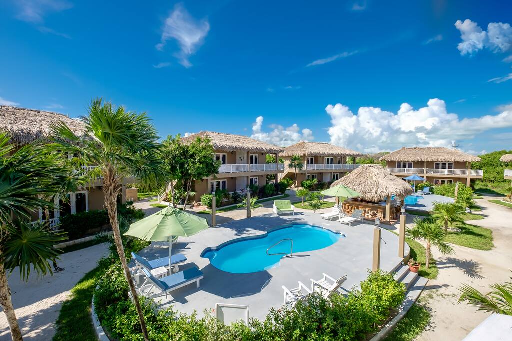 Featuring 3 pools, a bar, a restaurant and a Touring Shop.