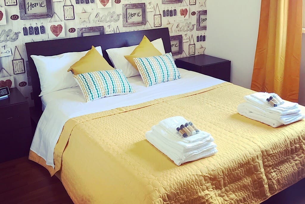 Camera da letto con comodo letto matrimoniale, scrivania e cabina armadio a disposizione. Nella camera c'è l'impianto di aria condizionata
