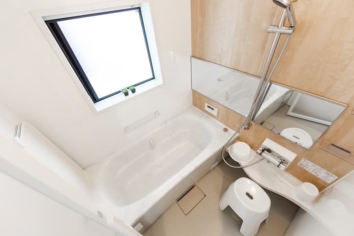 2階のバスルーム。
広々としたバスルームでのんびりできます。