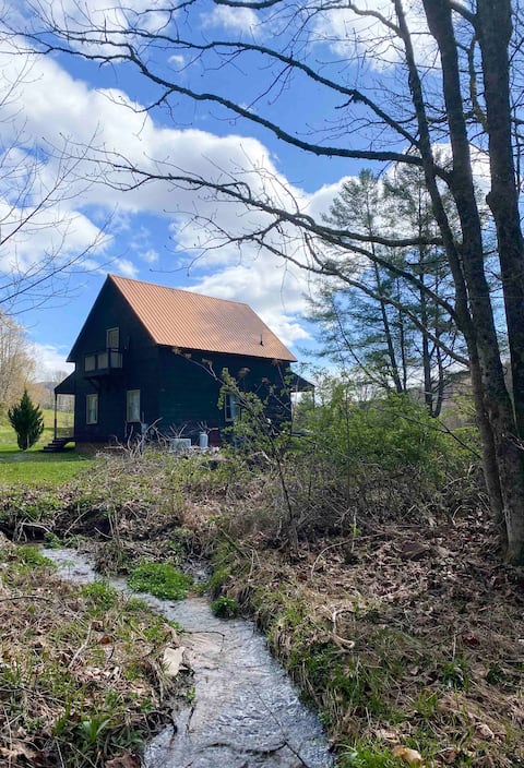 Simply sweet creekside cottage with loft