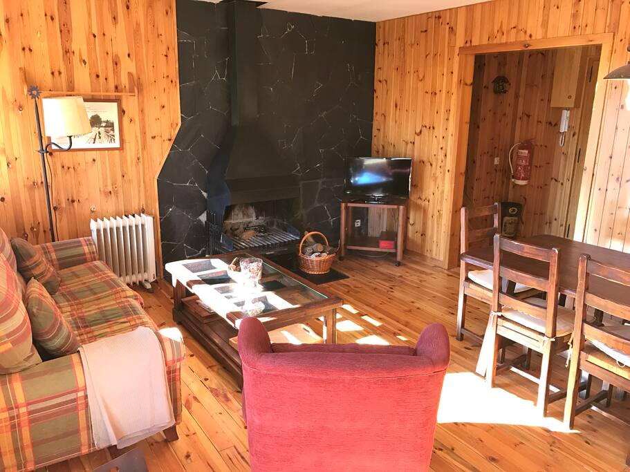 Salón comedor con chimenea