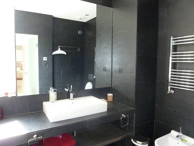 Luxury Recently Renovated 6P House w PrivateGarden gallery image 2