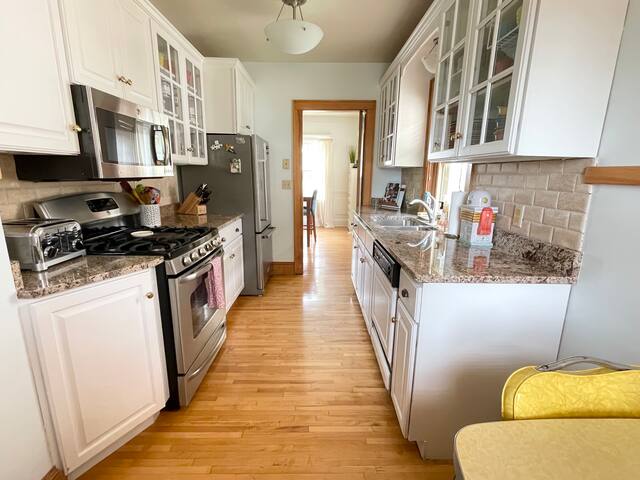 Cozy bungalow in friendly neighborhood with bikes! gallery image 4