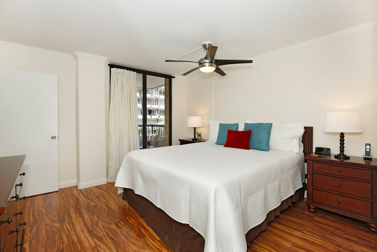 主卧/主浴室：
-加大双人床
- 48英寸平板电视
-步入式衣帽间
-滑动门到阳台
-浴室设有花岗岩台面和步入式淋浴间
-吊扇