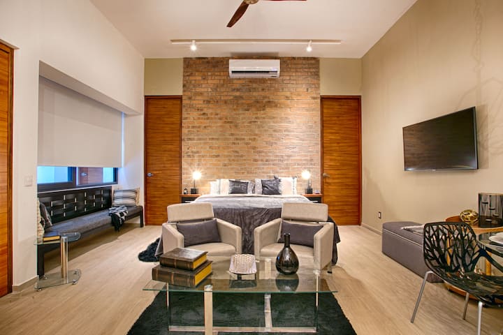 مساحة مضاءة جيدًا - تطل النافذة على الفناء