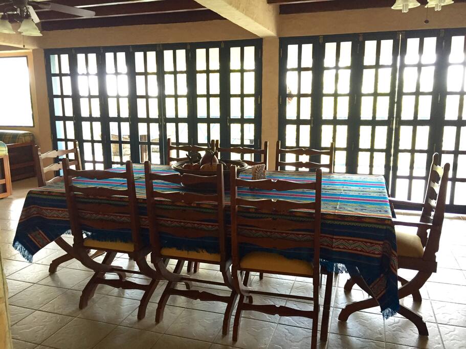 Comedor con vista a la naturaleza al abrir las ventanas, te encantara !!!