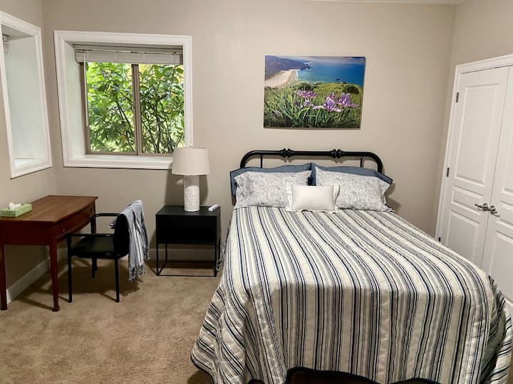 Dormitorio 1 con cama tamaño queen y TV de55pulgadas.