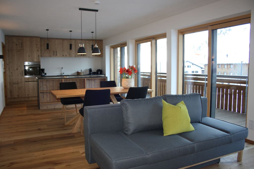 Offene Wohnküche mit Panoramablick auf den Rüfikopf