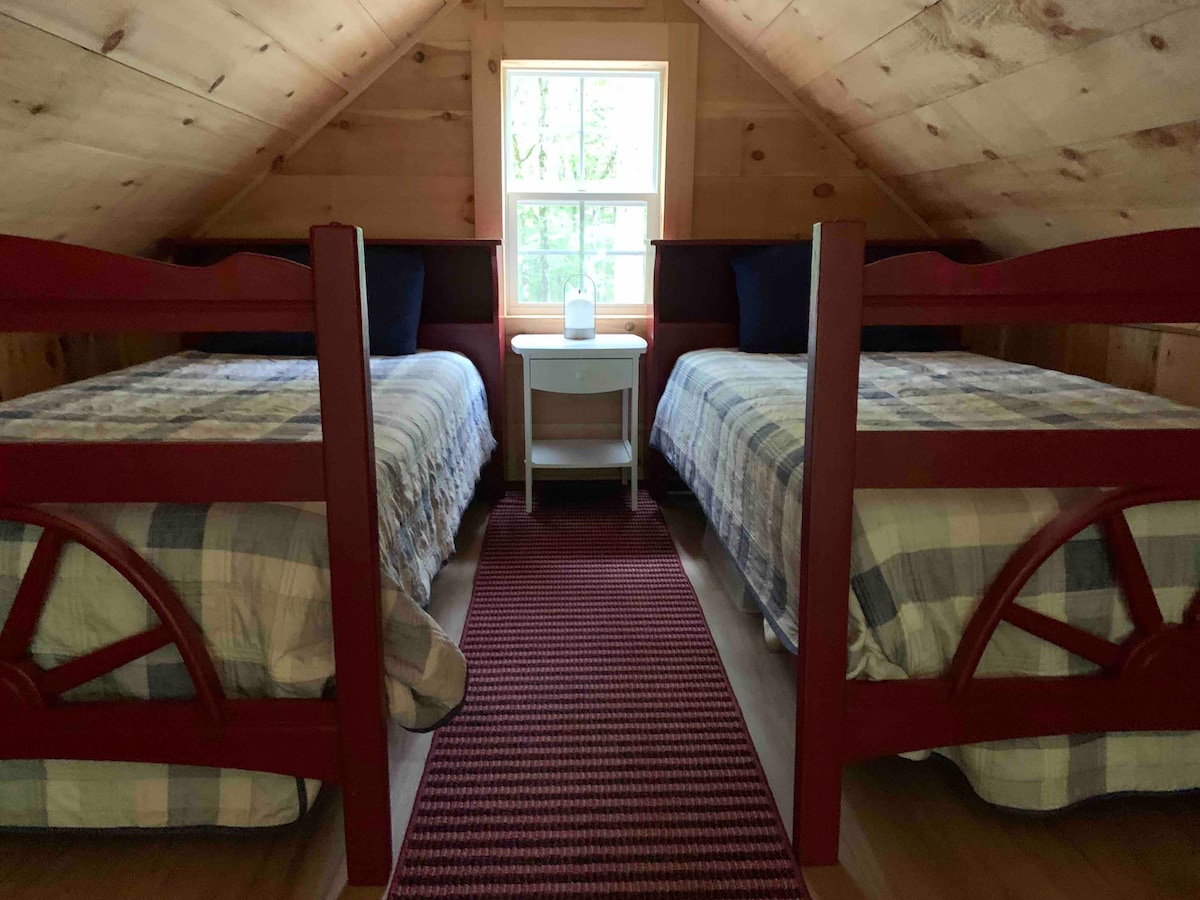 سرير مزدوج علوي مع مخزن تحت السرير.  لمس ضوء المستشعر على المنضدة 