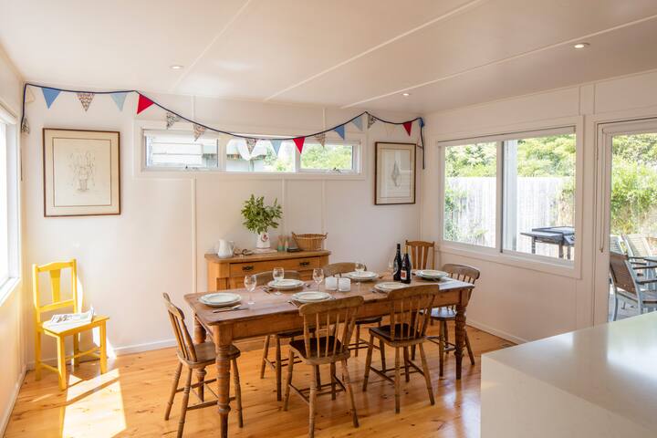 Two minutes to beach, river, cafes! gallery image 2