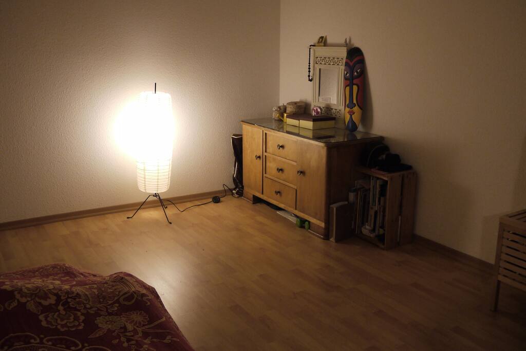 Another view of the room with a commode / Anderen Anblick vom Zimmer mit Kommode