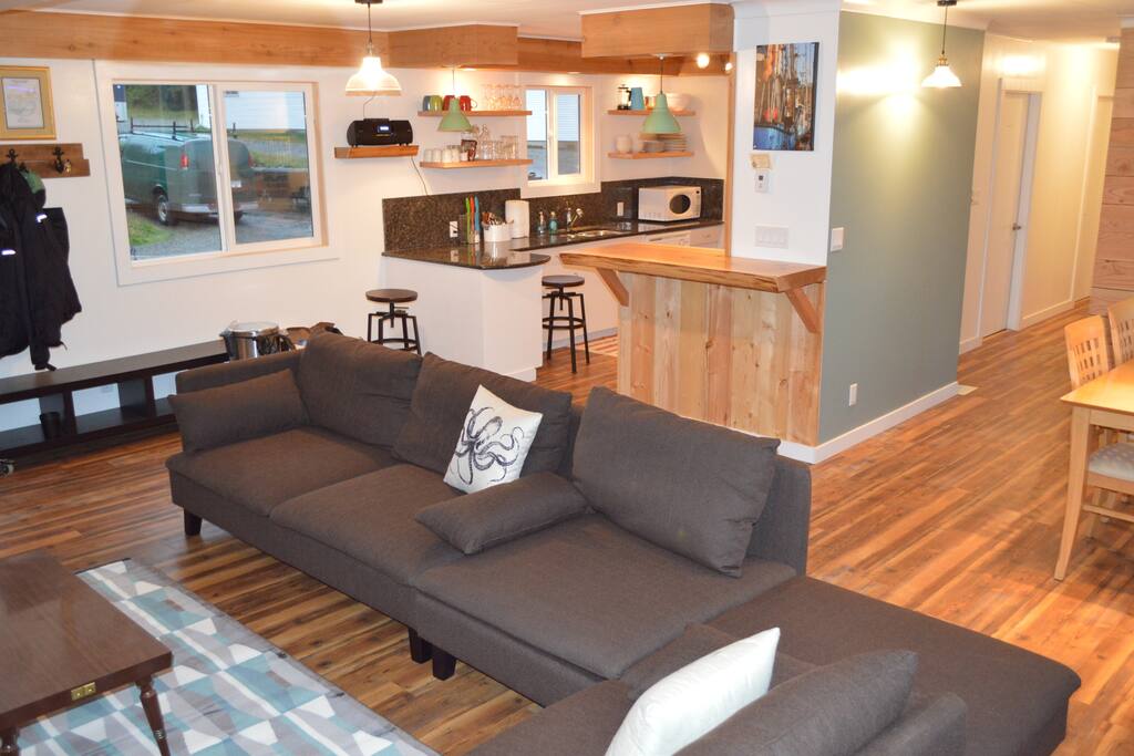 Large common area with vaulted ceilings