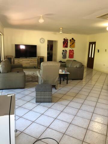 Entire House – 3 large bedrooms. Free use of car gallery image 2