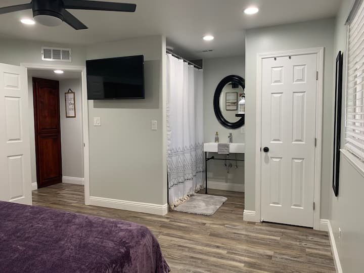 Kúpeľňa v hlavnej spálni.  