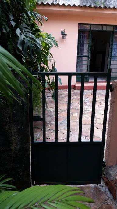 Uma visão a mais da frente do cômodo.