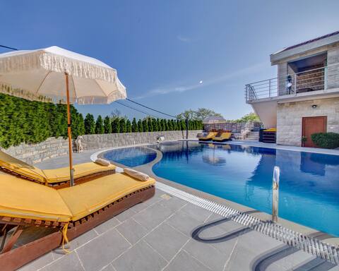 Fresh Modern Studio with Swimming Pool