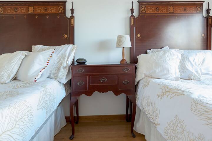 spavaća soba s 2 kreveta za jednu osobu koji se mogu spojiti na zahtjev