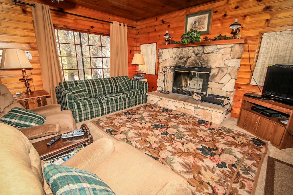 Couch,Furniture,Fireplace,Hearth,Carpet