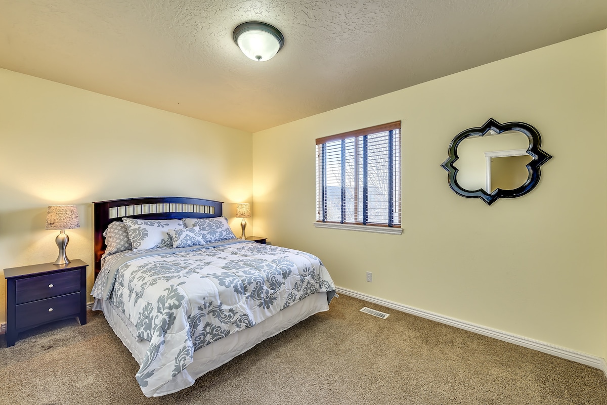 Სტუმრების საძინებელი №2. ფანჯარა დასავლეთისკენაა მიმართული. Ოთახში არის ორი ტუმბო და დიდი კარადა სათავსო კუბიკებით და 3 ტანსაცმლის თარო.