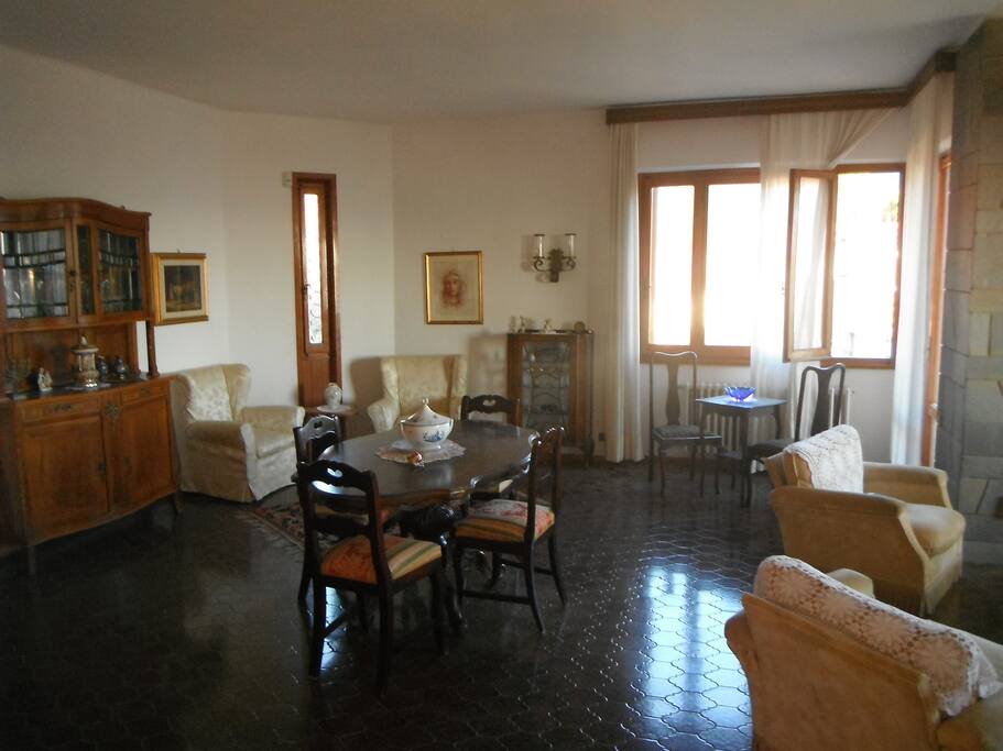 Soggiorno con tavolo