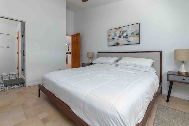 ห้องนอนใหญ่สะดวกสบายสว่างและโปร่งโล่ง ที่นอนเมมโมรี่โฟมใหม่สำหรับการนอนหลับสนิท 