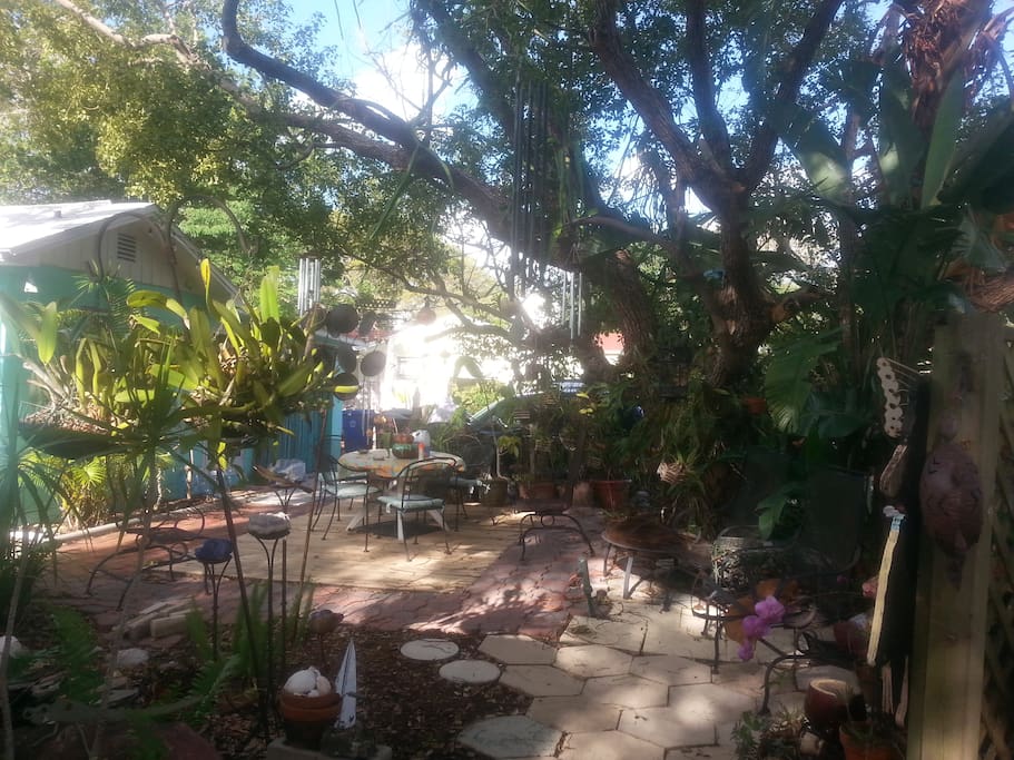 Another view of courtyard.