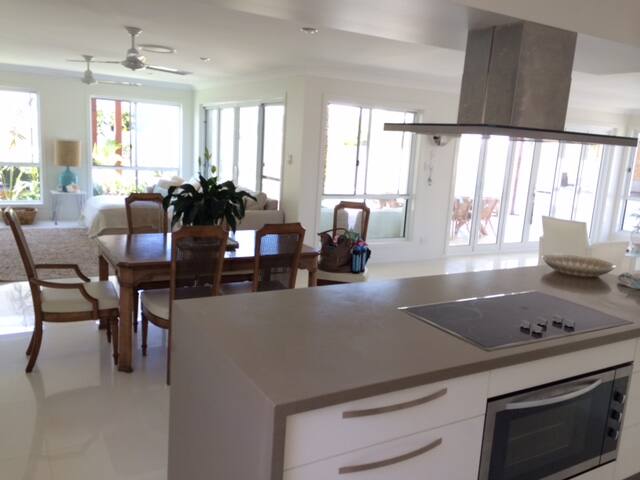 Summer On Avoca Holiday House. Pets / location + gallery image 5