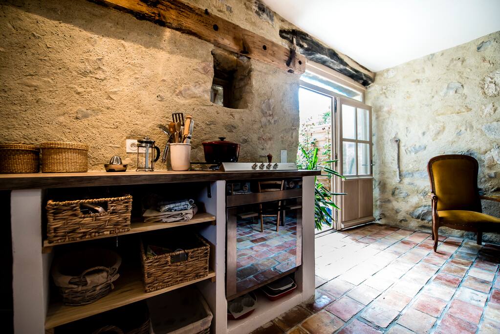 Cuisine équipé : four, plaque à gaz, cocotte fonte...