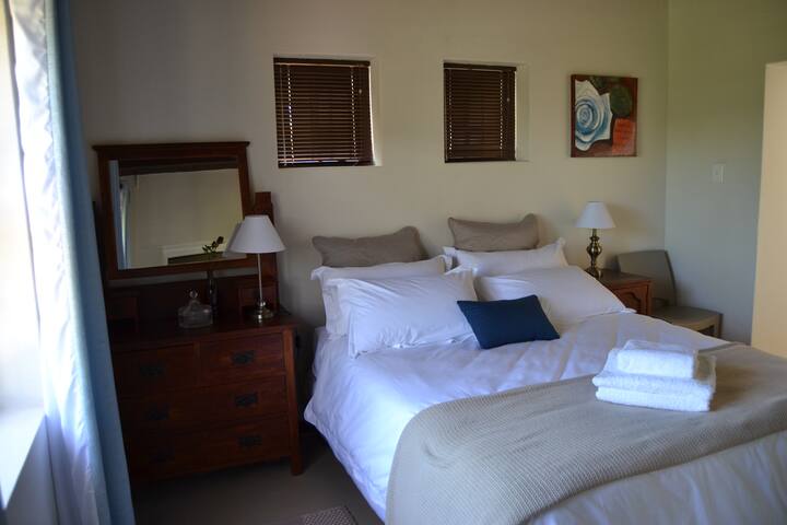 ב - Rose Roomis יש אווירה רגועה ומגניבה עם מיטת קווין סייז ומצעים איכותיים. הוא  פתוח לחדר הרחצה הגדול המלא באור הצמוד, אידיאלי לשחייה באמבטיה תוך כדי שיחה עם השותף.