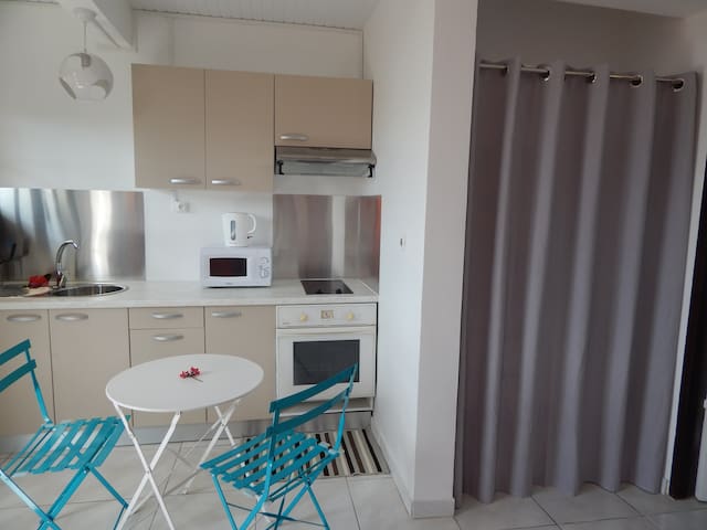 studio, piscine, jaccuzi et parking