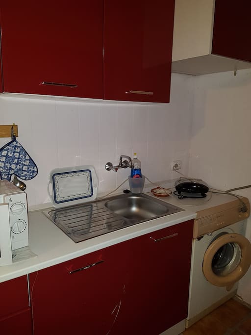Cozinha
Equipada com fogão máquina de lavar roupa ,frigorífico, micro-ondas
