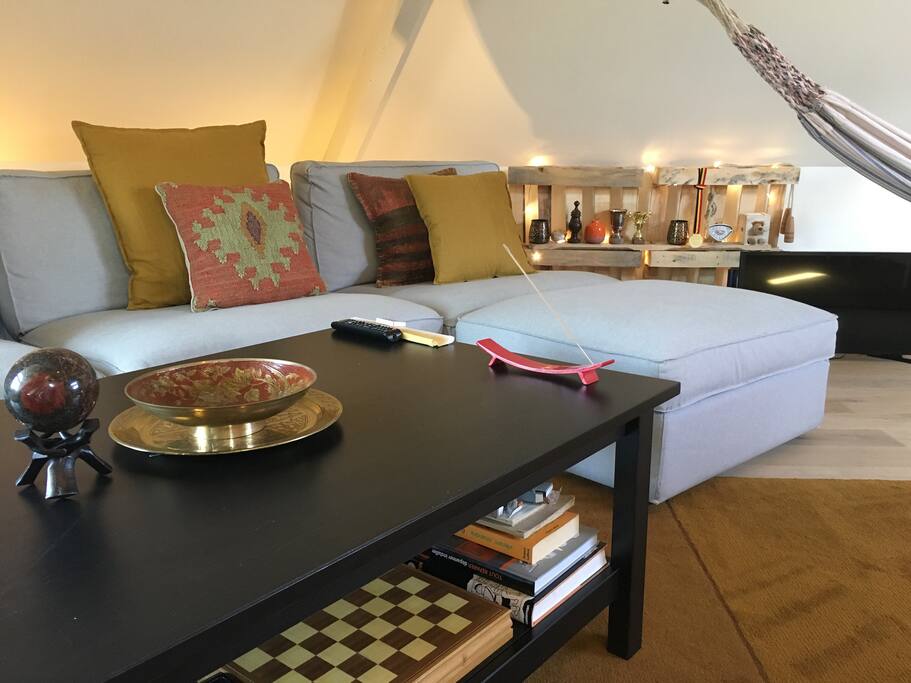Encent, candles, chess, and other relaxing things to enjoy.