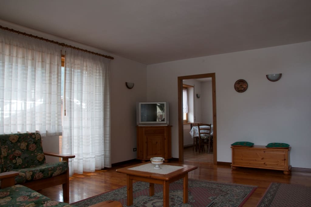 Zona giorno con divani e TV