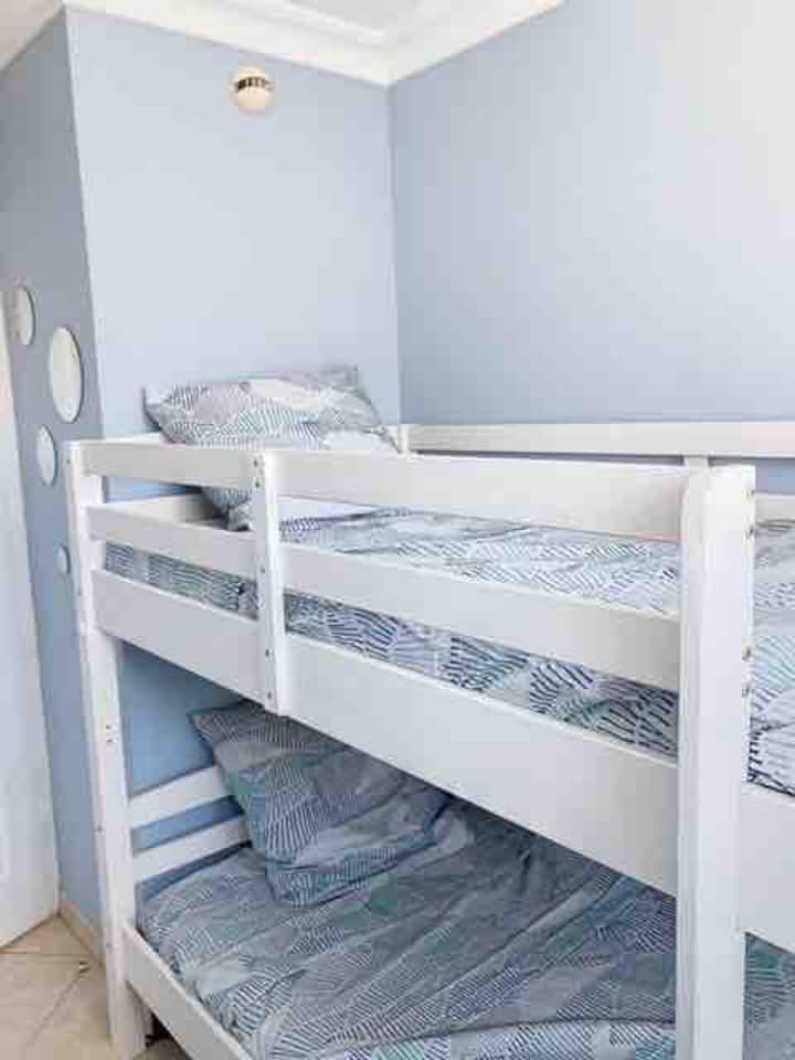 Segundo dormitorio con dos literas de 90 cm. Colchón nuevo y cómodo. Las ventanas están equipadas con persianas para siestas relajantes.