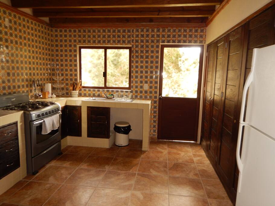 Cocina con electridomésticos, refrigerador, estufa y horno
