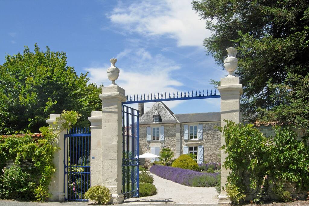 Entrée du Logis