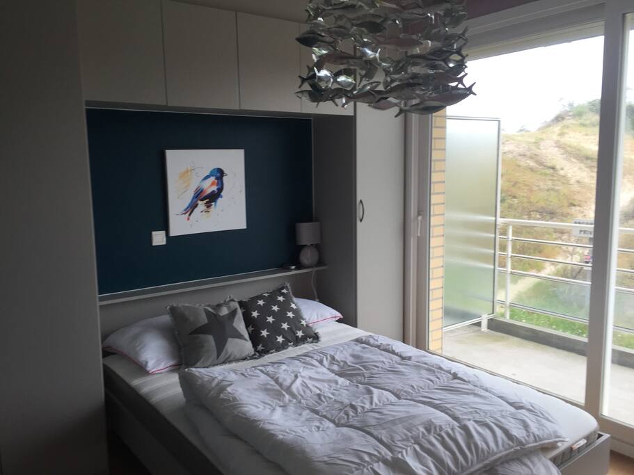 Un lit de 200x200, grand placards, un balcon qui donne sur les dunes