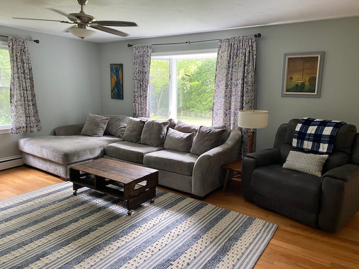 Bella House, Private Home On A Dead End Street - Fall River, MA