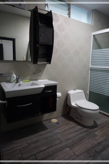Baño completo de recamara principal.
