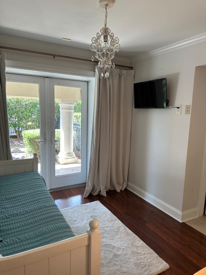 Спалня 5 - единично легло с 2 отделни легла - самостоятелна баня в стаята.  