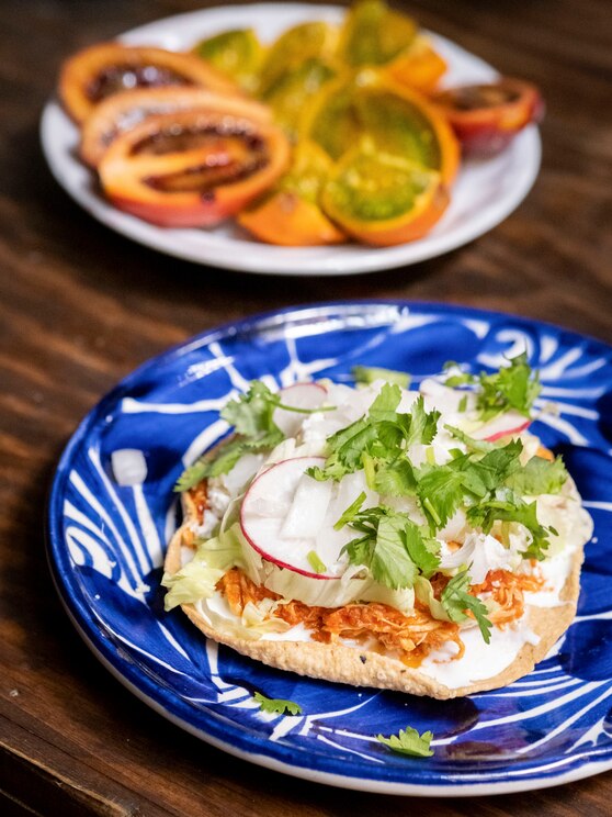 Show full-screen, host-provided image