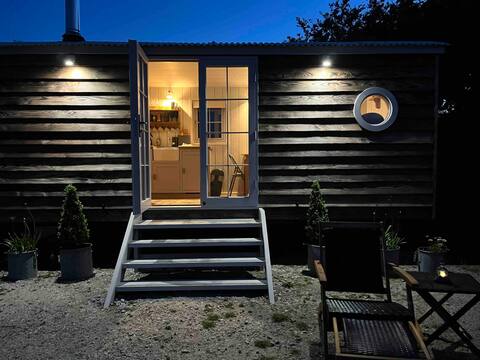 Cozy shepherds hut with log burner and hot tub