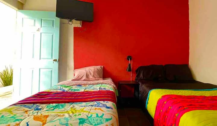 Dvije privatne sobe svaka s:
1 bračni krevet
1 jednostruki krevet
Pametni TV s klima-uređajem

1 mini-hladnjak u privatnoj kupaonici

prostor u mikrovalnoj pećnici
za pripremu stola s hranom
 
2 stolice

