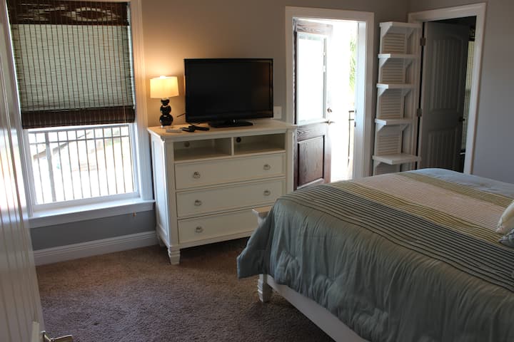 חדר שינה קדמי בקומה השנייה