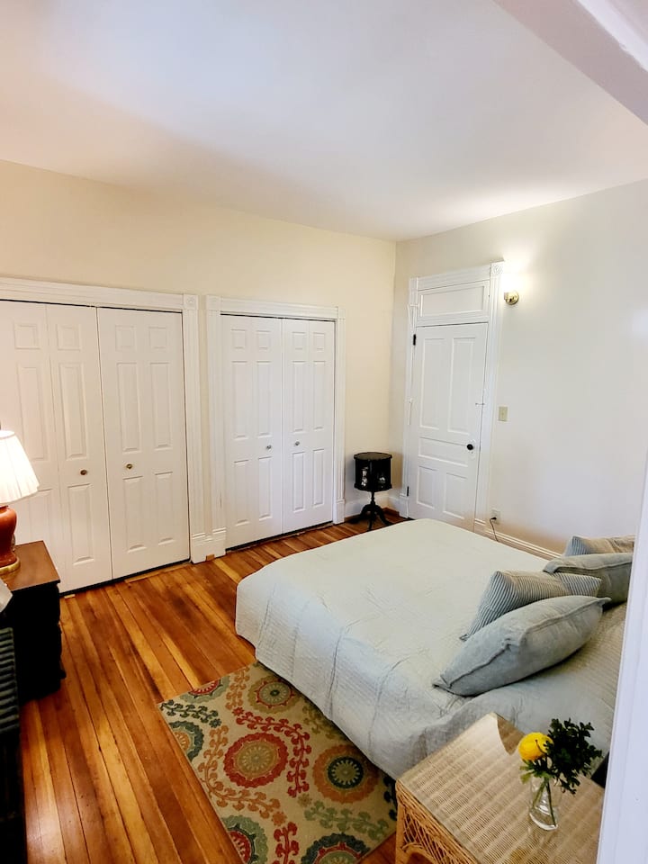 El espacioso dormitorio de la suite Arboretum, con una cama «queen»